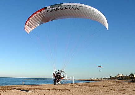 Motorschirm fliegen am Strand von Spanien